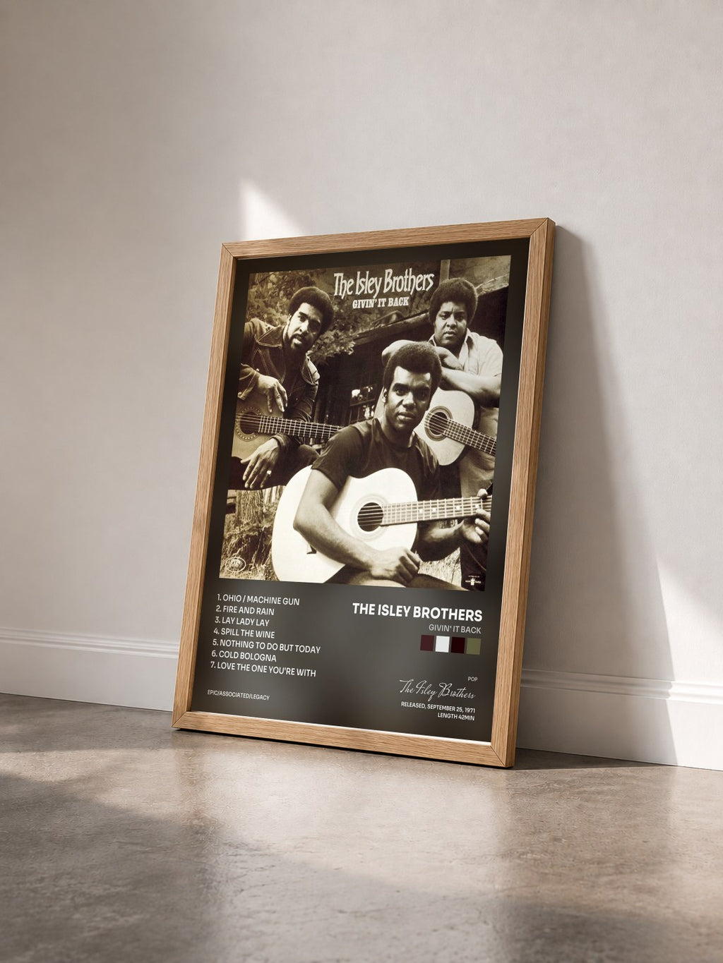 #bois Tableau de l'album Givin' It Back de The Isley Brothers vu de trois quarts, cadre en bois brut