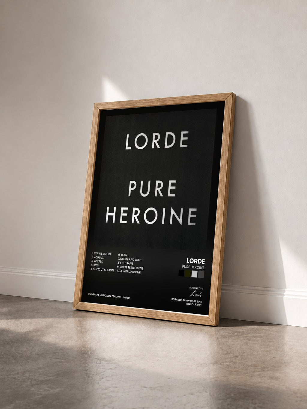 #bois Tableau de l'album Pure Heroine de Lorde vu de trois quarts, cadre en bois brut