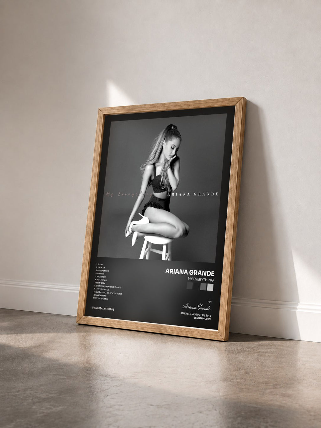 #bois Tableau de l'album My Everything de Ariana Grande vu de trois quarts, cadre en bois brut