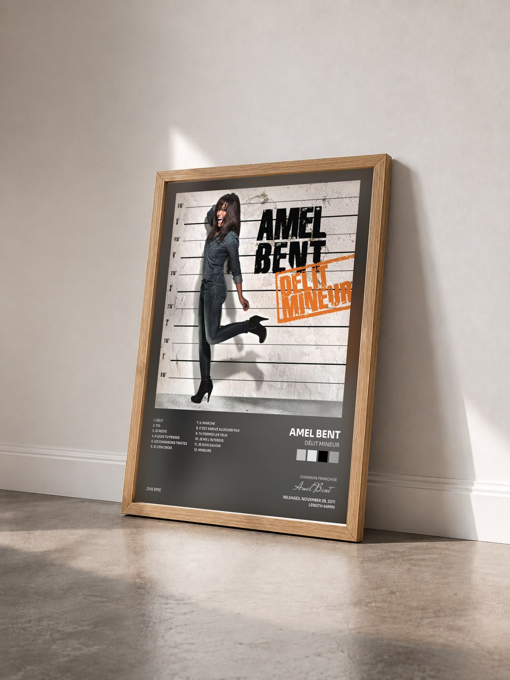 #bois Tableau de l'album Délit Mineur de Amel Bent vu de trois quarts, cadre en bois brut