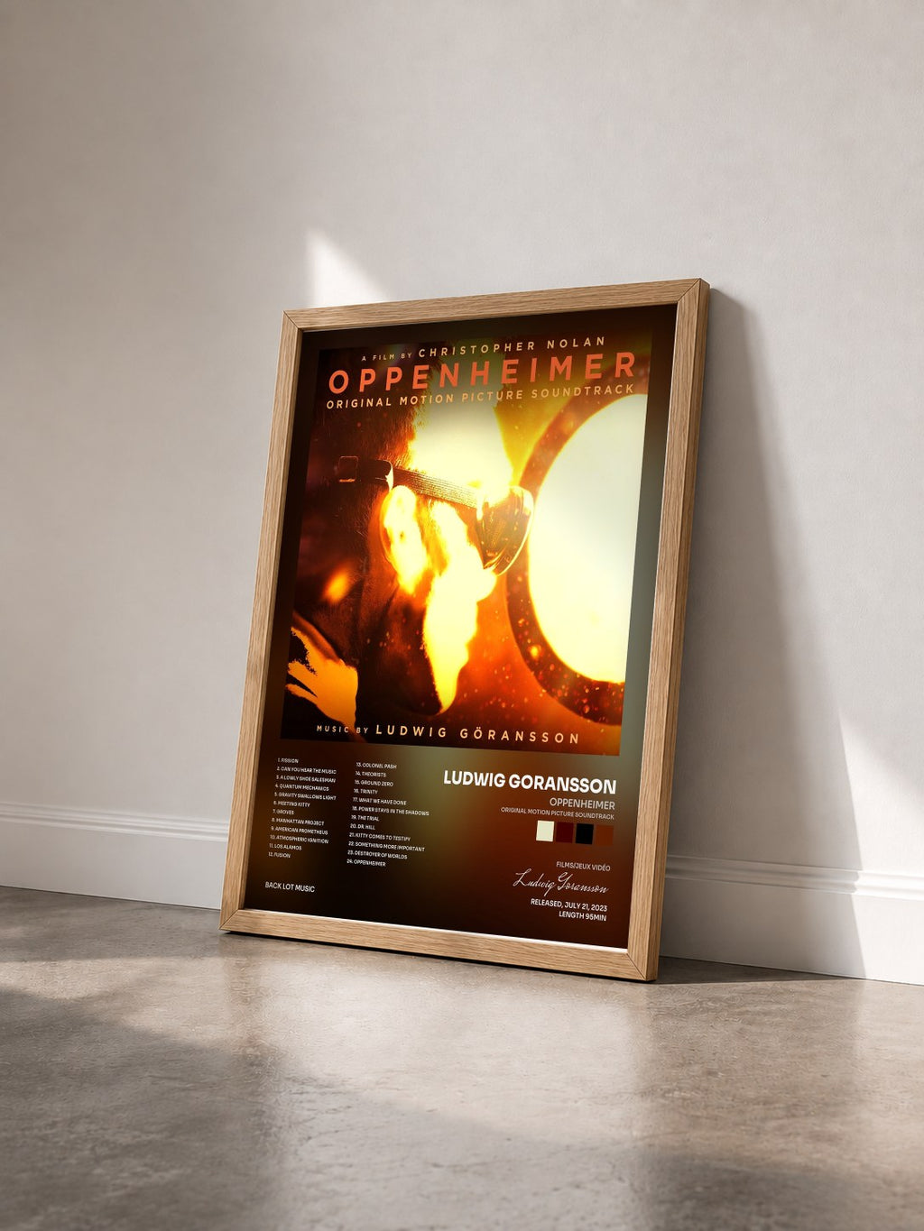 #bois Tableau de l'album Oppenheimer (Original Motion Picture Soundtrack) de Ludwig Goransson vu de trois quarts, cadre en bois brut