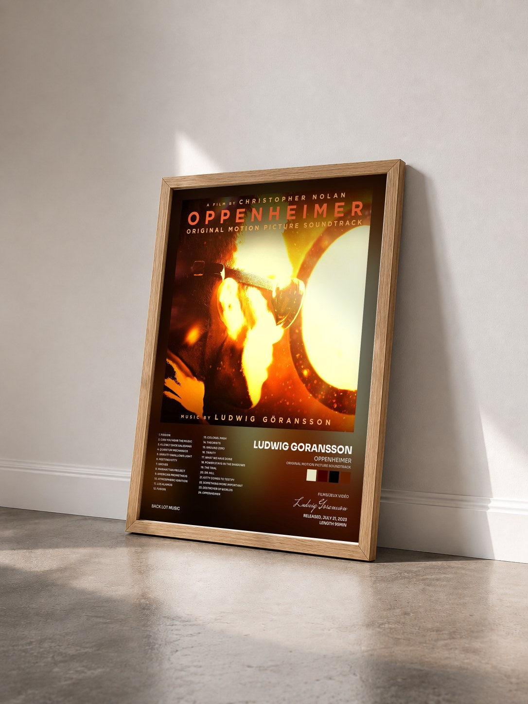 #bois Tableau de l'album Oppenheimer (Original Motion Picture Soundtrack) de Ludwig Goransson vu de trois quarts, cadre en bois brut