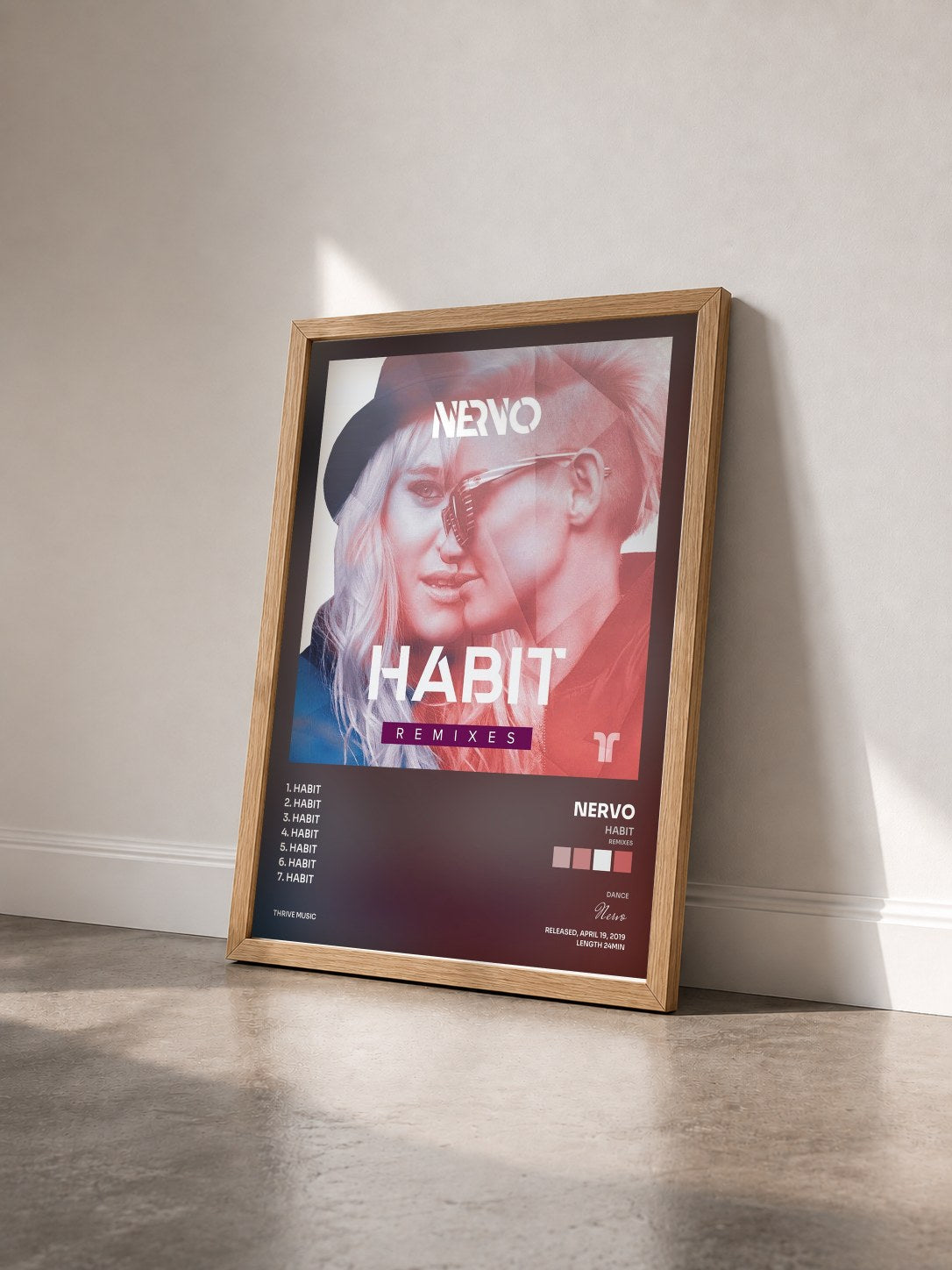 #bois Tableau de l'album Habit (Remixes) de Nervo vu de trois quarts, cadre en bois brut