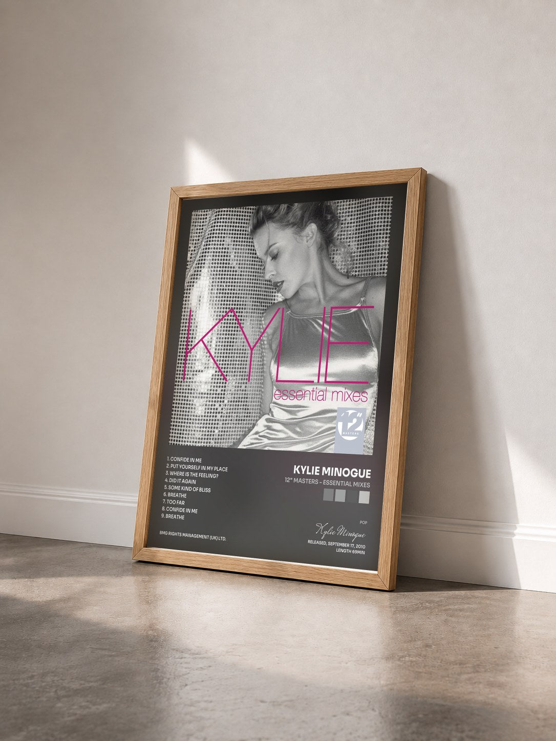 #bois Tableau de l'album 12" Masters - Essential Mixes de Kylie Minogue vu de trois quarts, cadre en bois brut