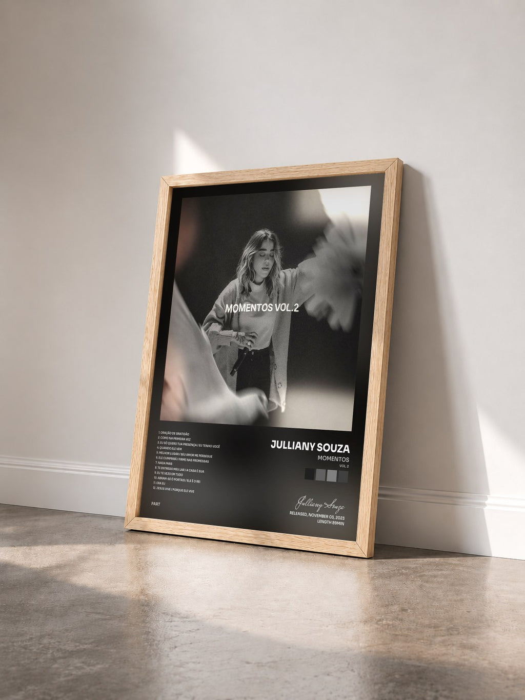 #bois Tableau de l'album Momentos (Vol. 2) de Julliany Souza vu de trois quarts, cadre en bois brut