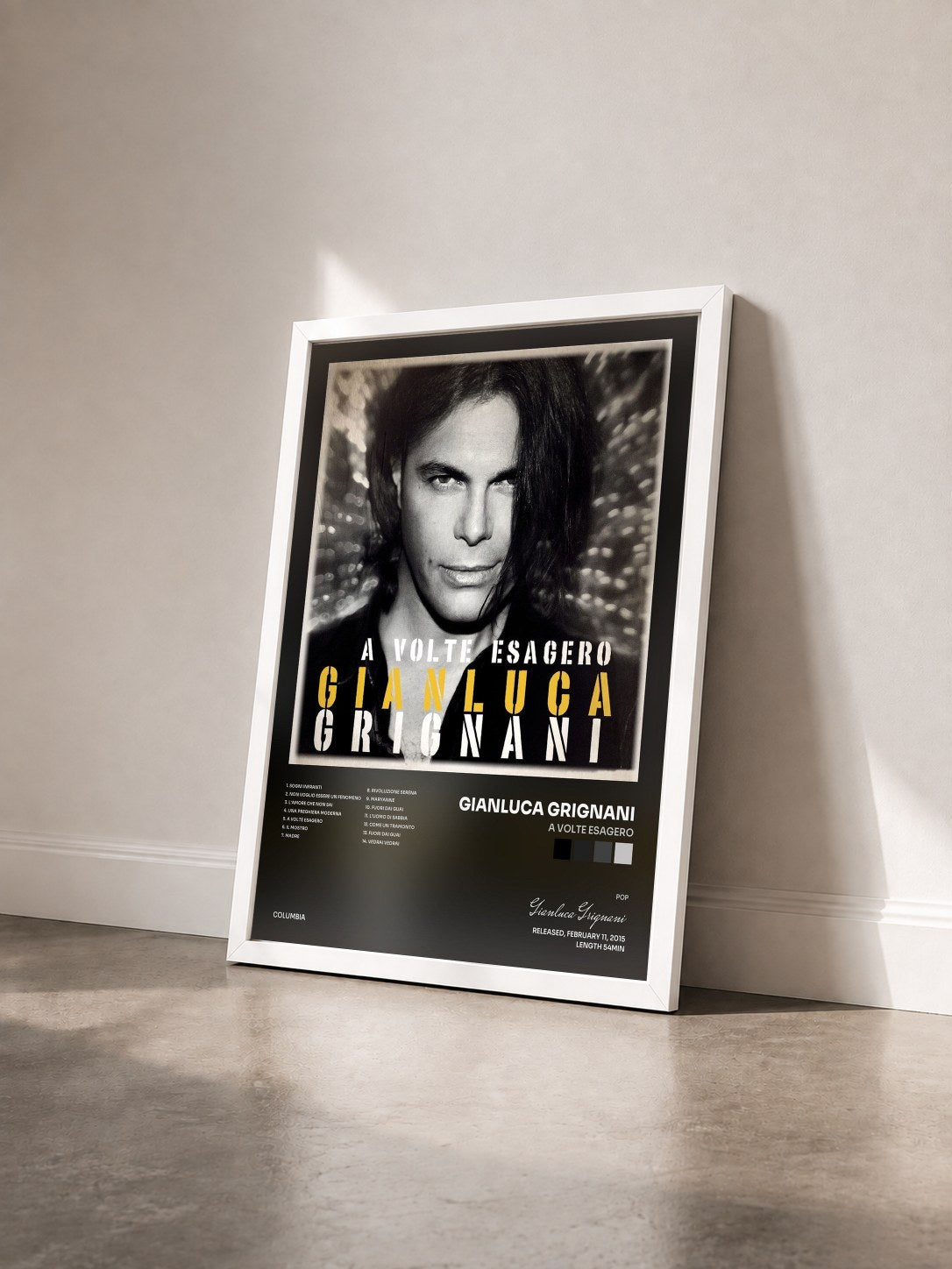 #blanc Tableau de l'album A volte esagero de Gianluca Grignani vu de trois quarts, cadre blanc