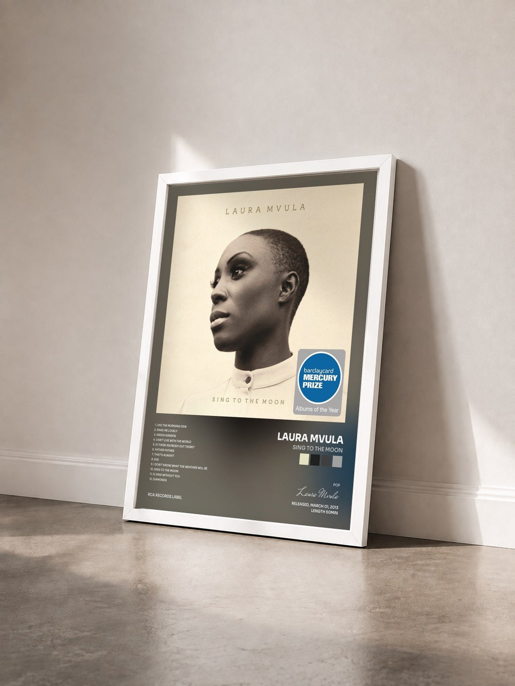 #blanc Tableau de l'album Sing to the Moon de Laura Mvula vu de trois quarts, cadre blanc
