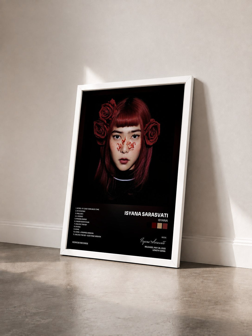 #blanc Tableau de l'album ISYANA de Isyana Sarasvati vu de trois quarts, cadre blanc
