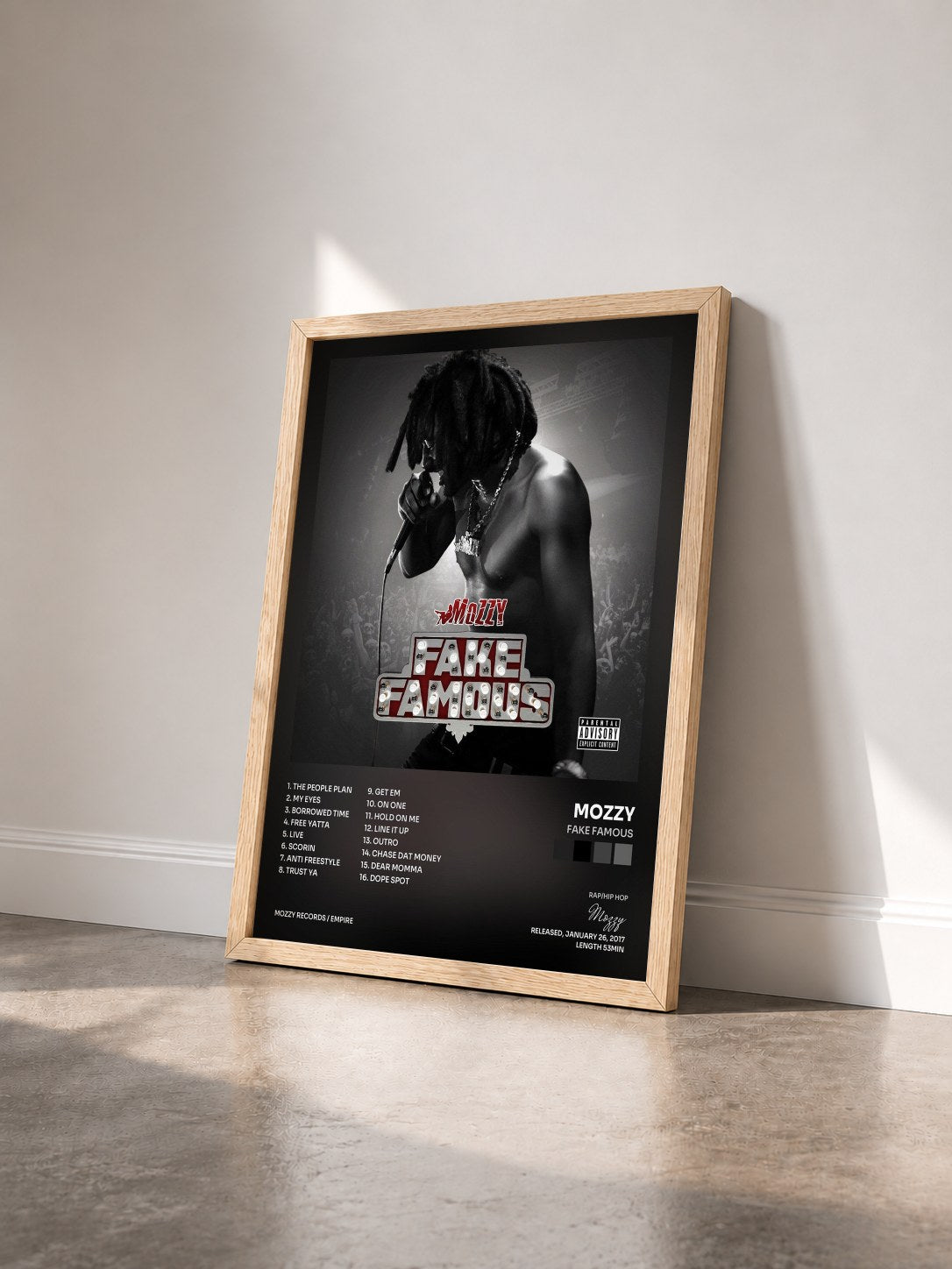 #bois Tableau de l'album Fake Famous de Mozzy vu de trois quarts, cadre en bois brut