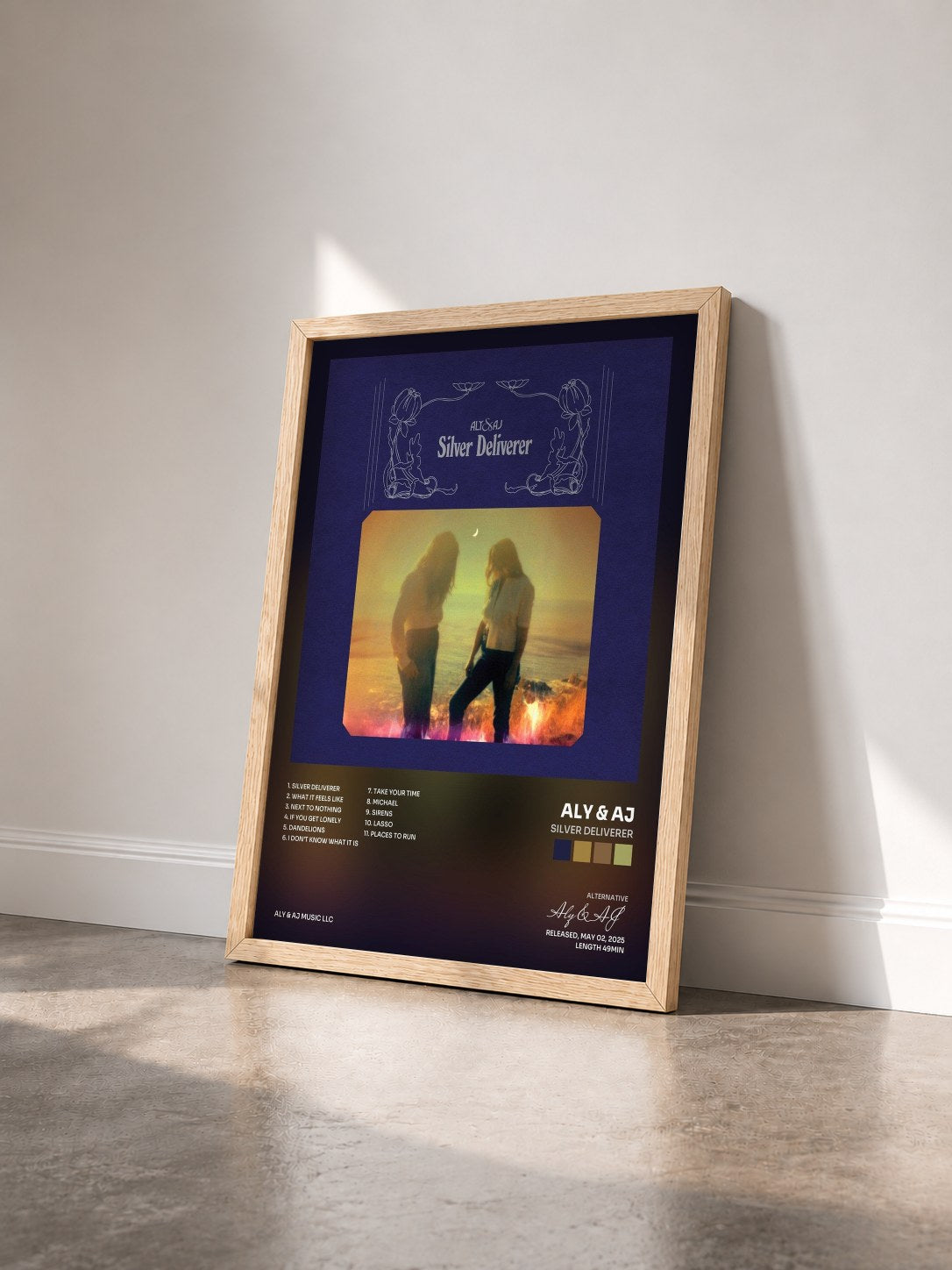 #bois Tableau de l'album Silver Deliverer de Aly & AJ vu de trois quarts, cadre en bois brut