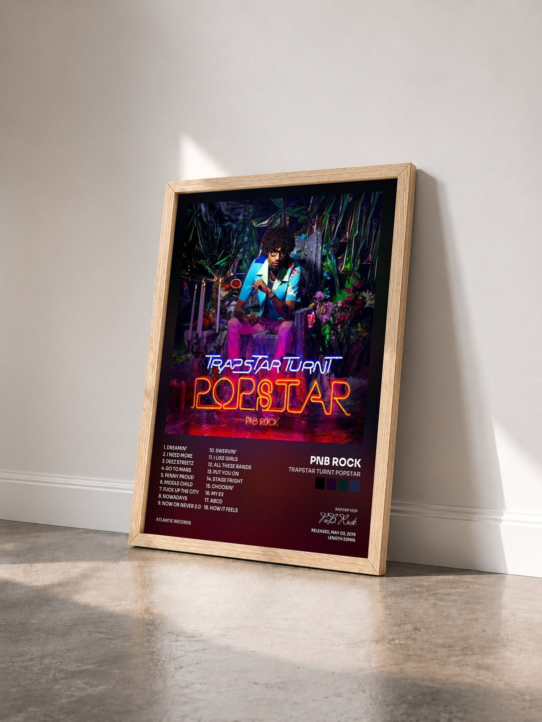 #bois Tableau de l'album TrapStar Turnt PopStar de PnB Rock vu de trois quarts, cadre en bois brut
