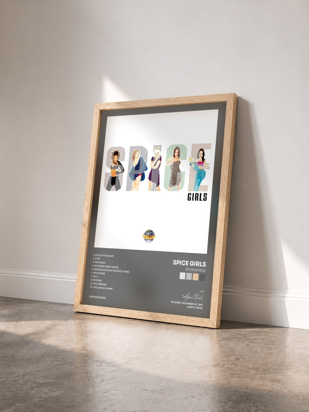 #bois Tableau de l'album Spiceworld de Spice Girls vu de trois quarts, cadre en bois brut