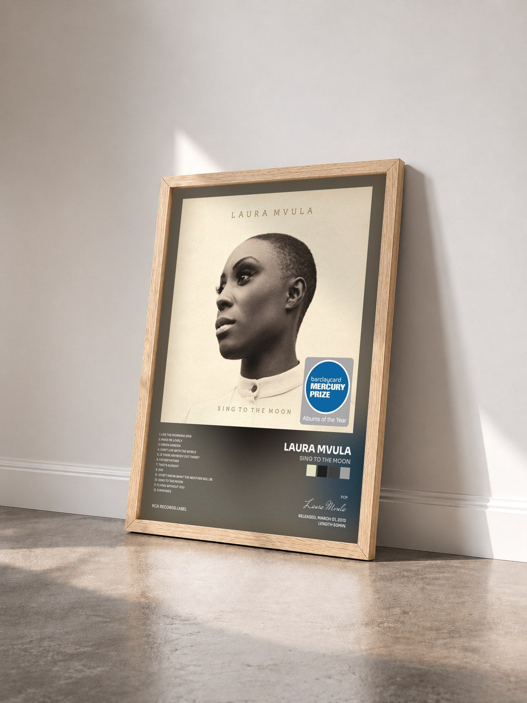 #bois Tableau de l'album Sing to the Moon de Laura Mvula vu de trois quarts, cadre en bois brut