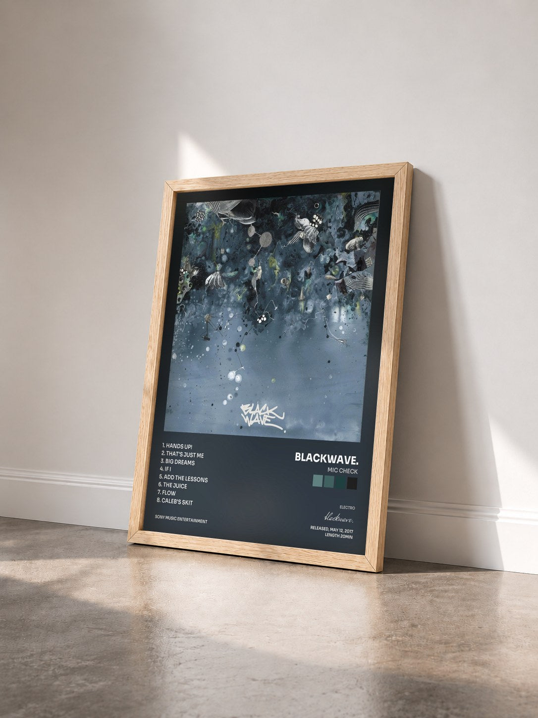 #bois Tableau de l'album Mic Check de blackwave. vu de trois quarts, cadre en bois brut