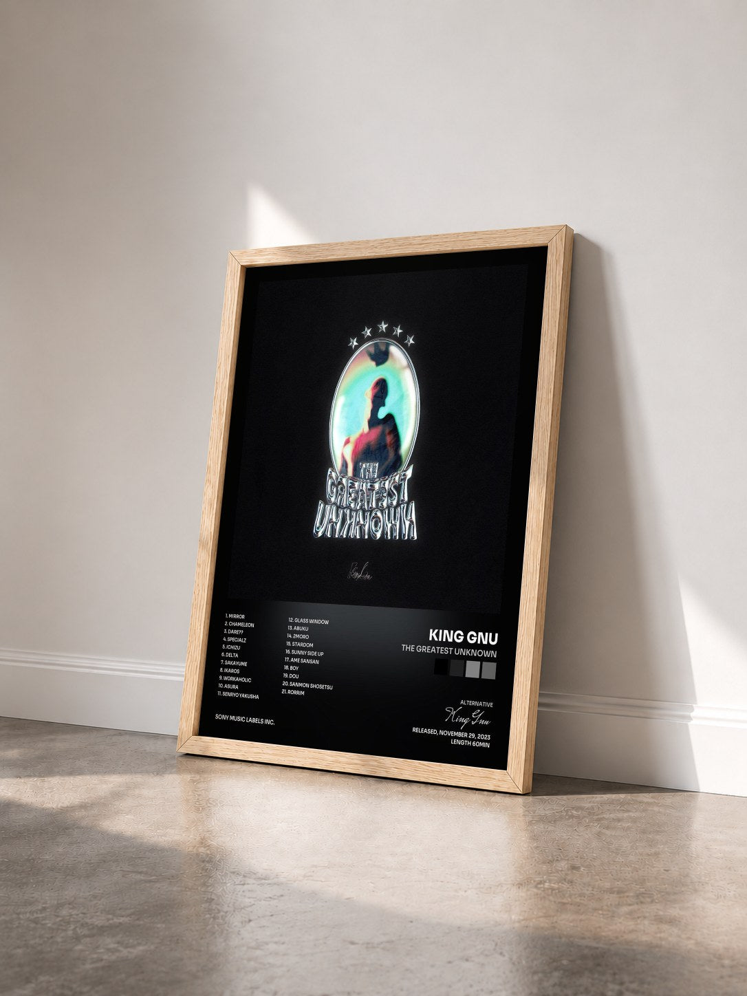 #bois Tableau de l'album THE GREATEST UNKNOWN de King Gnu vu de trois quarts, cadre en bois brut