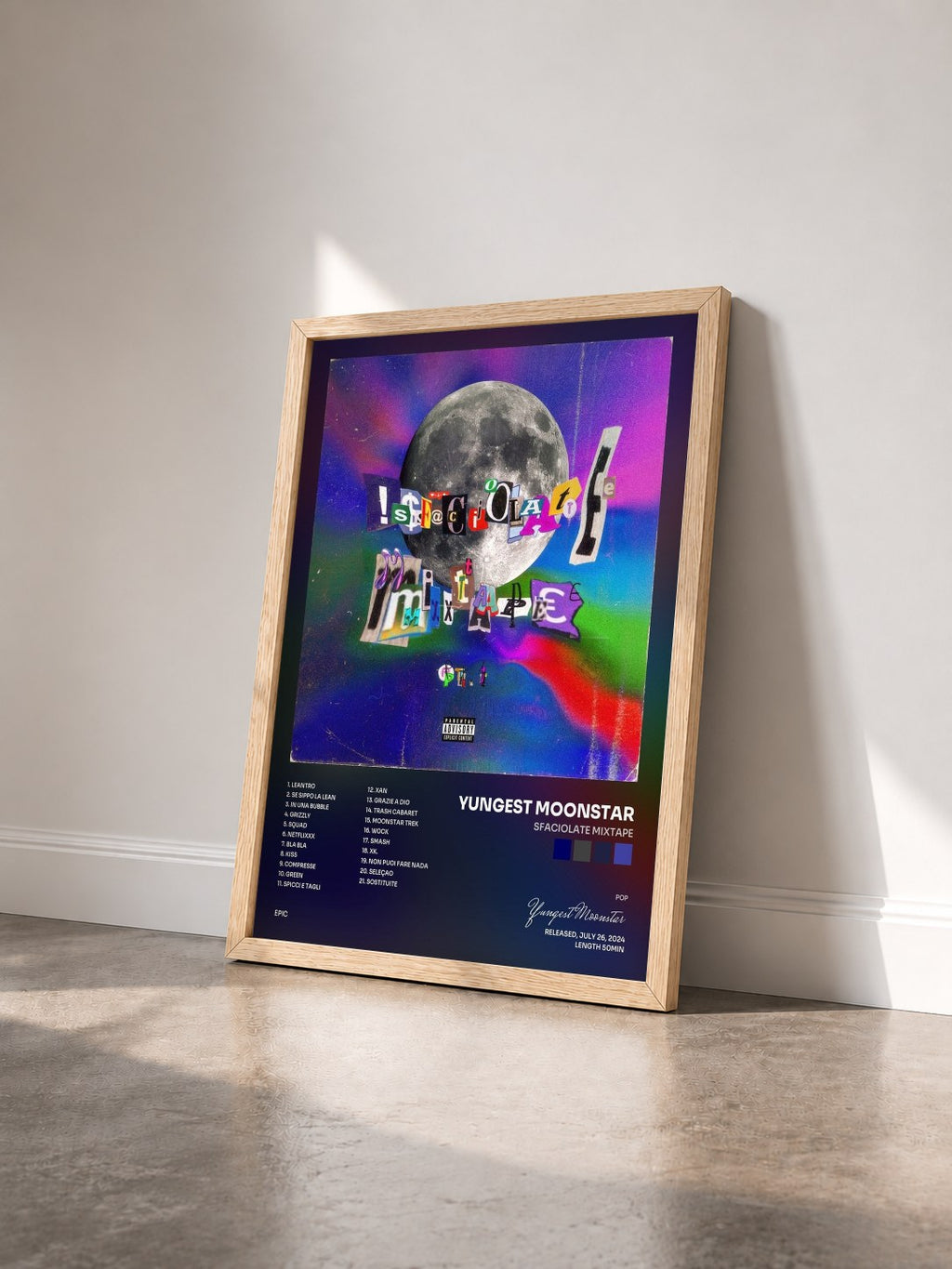 #bois Tableau de l'album sFaCioLaTe miXTaPe de Yungest Moonstar vu de trois quarts, cadre en bois brut