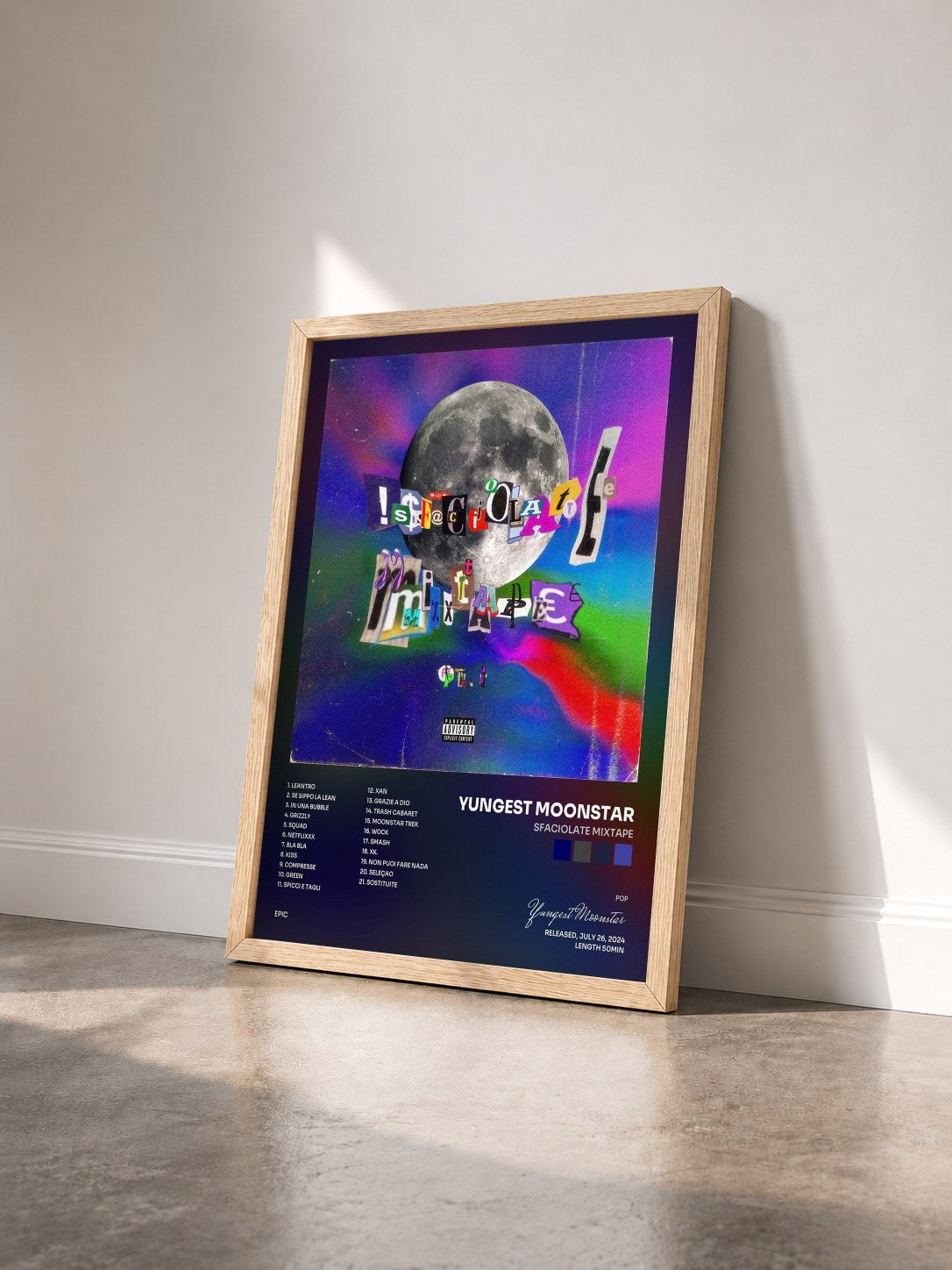 #bois Tableau de l'album sFaCioLaTe miXTaPe de Yungest Moonstar vu de trois quarts, cadre en bois brut
