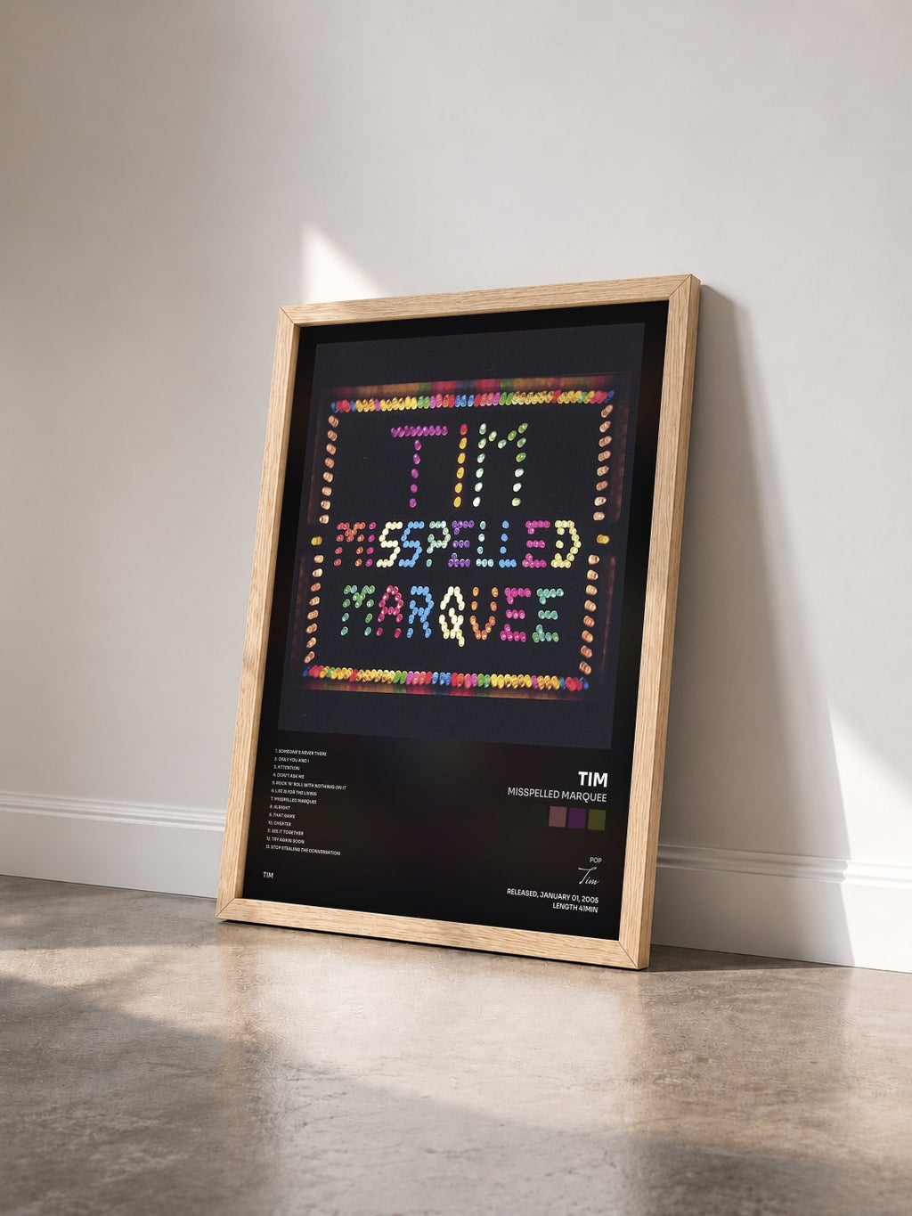 #bois Tableau de l'album Misspelled Marquee de Tim vu de trois quarts, cadre en bois brut
