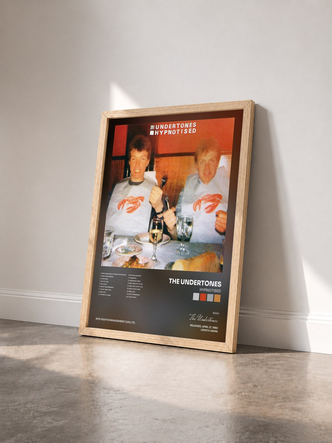 #bois Tableau de l'album Hypnotised de The Undertones vu de trois quarts, cadre en bois brut