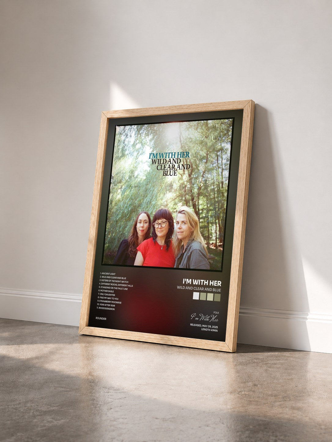 #bois Tableau de l'album Wild and Clear and Blue de I’m With Her vu de trois quarts, cadre en bois brut