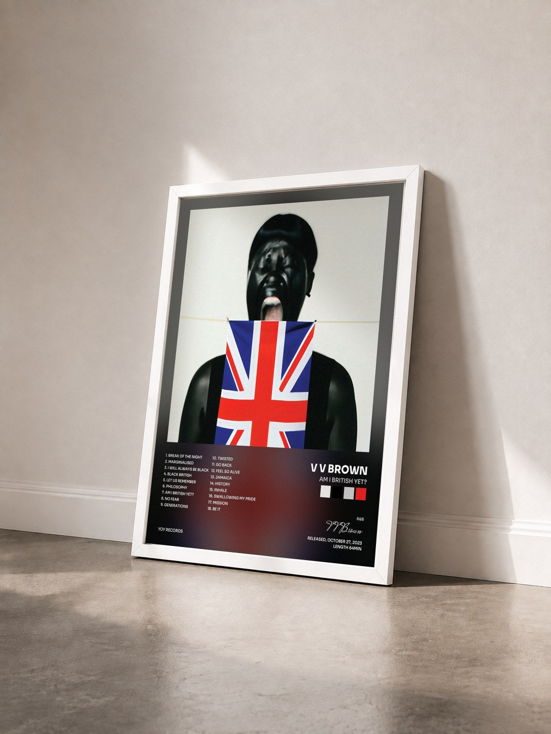 #blanc Tableau de l'album Am I British Yet? de V V Brown vu de trois quarts, cadre blanc