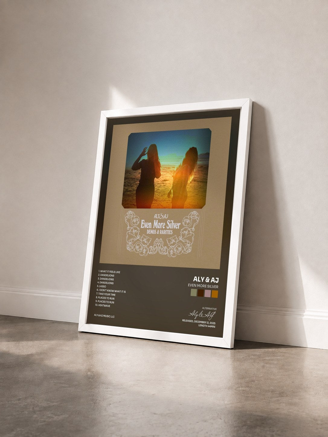 #blanc Tableau de l'album Even More Silver de Aly & AJ vu de trois quarts, cadre blanc