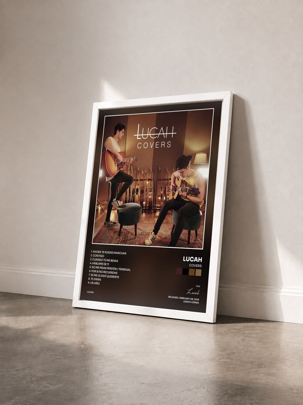 #blanc Tableau de l'album Covers de Lucah vu de trois quarts, cadre blanc