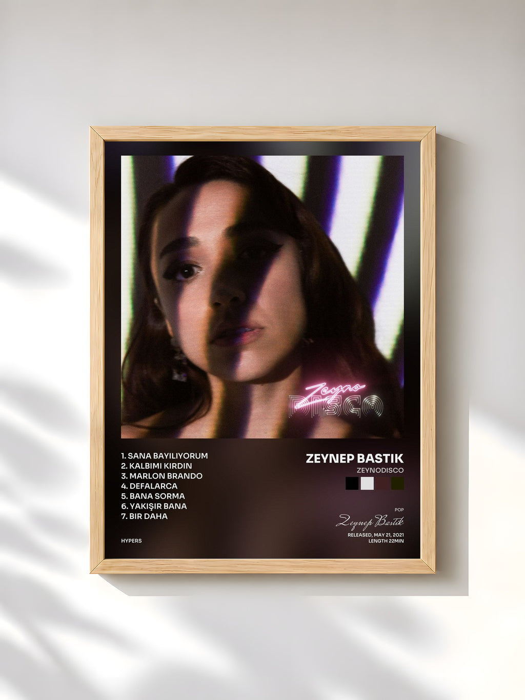 #bois Tableau de l'album Zeynodisco de Zeynep Bastık, cadre en bois brut, imprimé et encadré en France