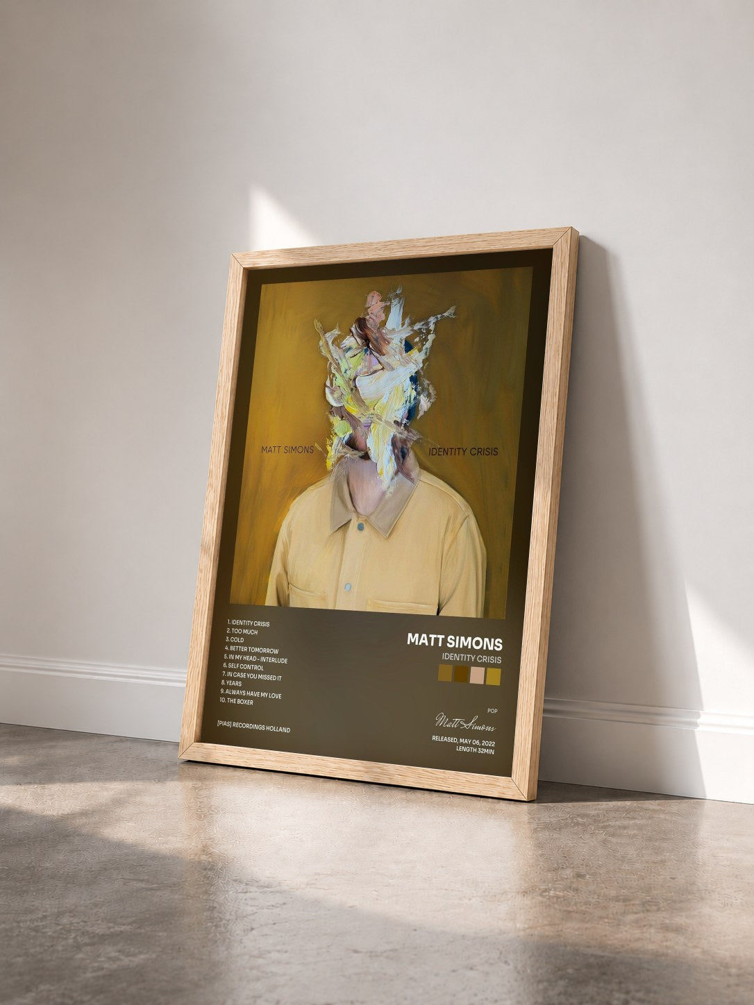 #bois Tableau de l'album Identity Crisis de Matt Simons vu de trois quarts, cadre en bois brut