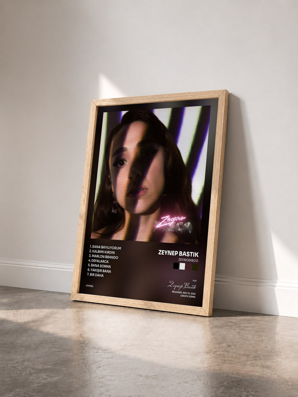 #bois Tableau de l'album Zeynodisco de Zeynep Bastık vu de trois quarts, cadre en bois brut