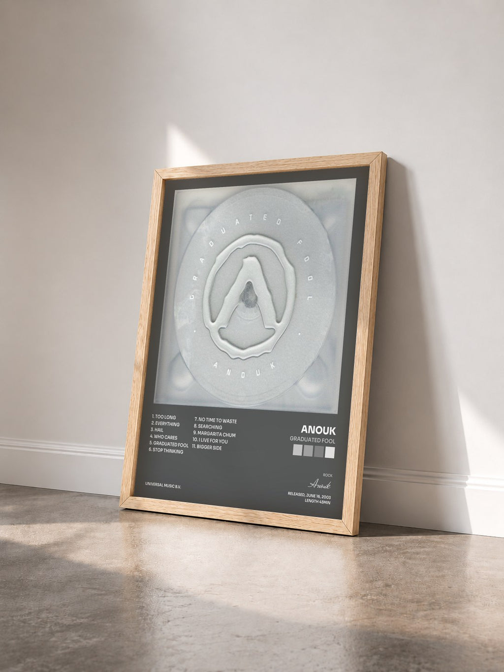 #bois Tableau de l'album Graduated Fool de Anouk vu de trois quarts, cadre en bois brut