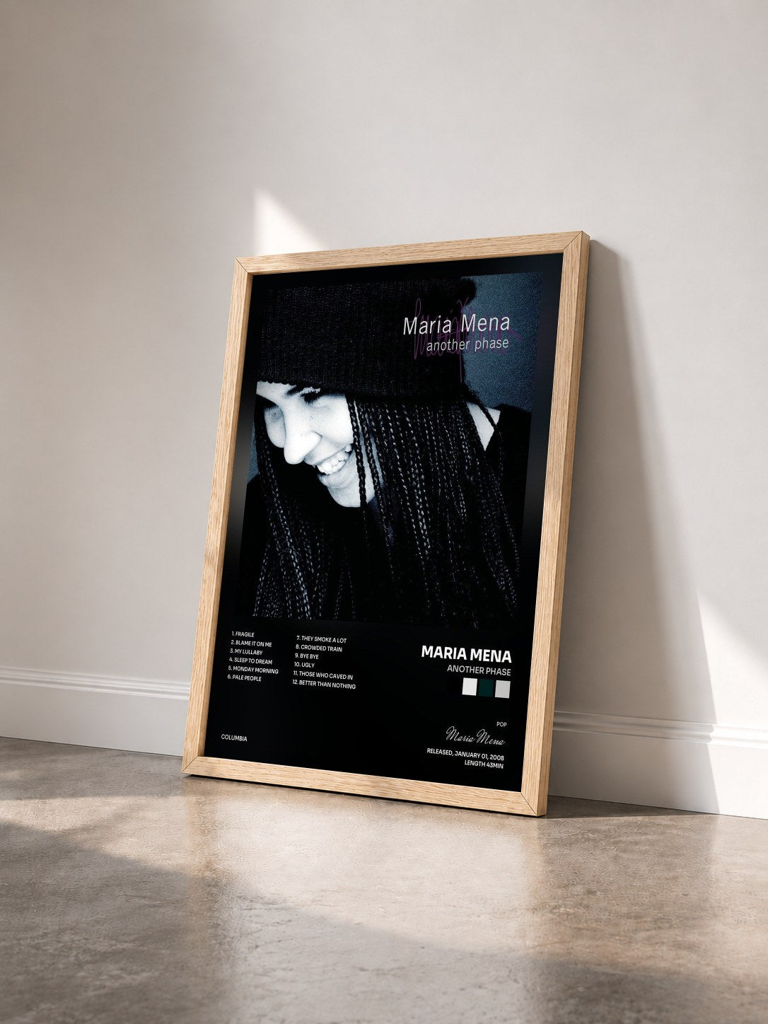 #bois Tableau de l'album Another Phase de Maria Mena vu de trois quarts, cadre en bois brut