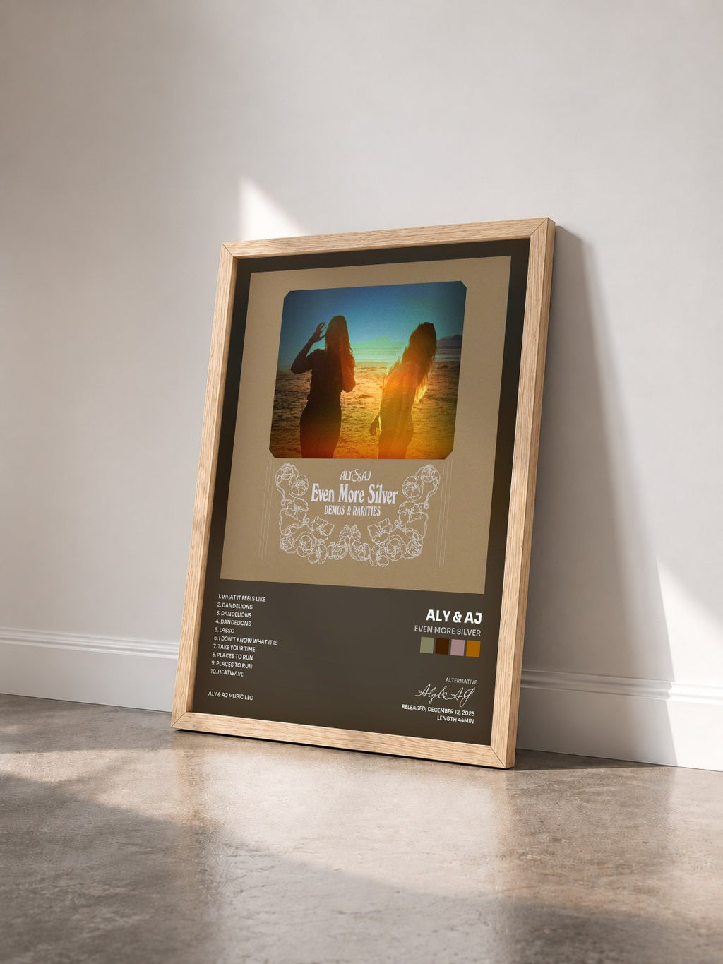 #bois Tableau de l'album Even More Silver de Aly & AJ vu de trois quarts, cadre en bois brut