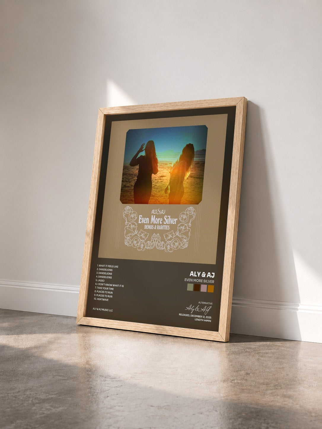 #bois Tableau de l'album Even More Silver de Aly & AJ vu de trois quarts, cadre en bois brut