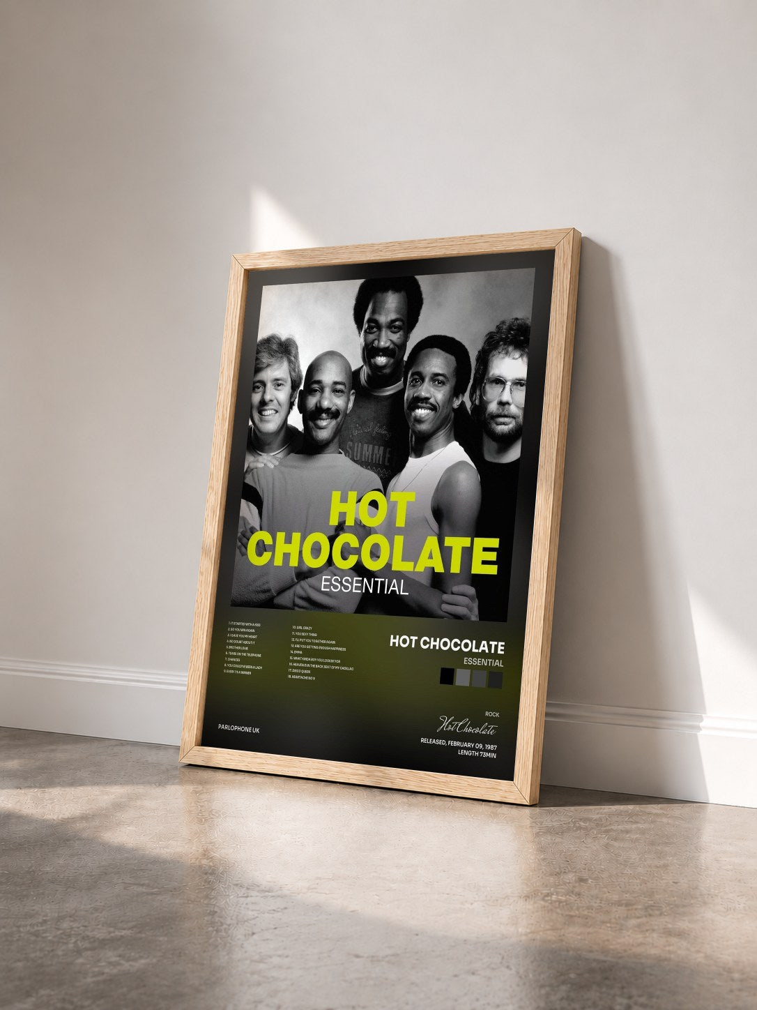 #bois Tableau de l'album Essential de Hot Chocolate vu de trois quarts, cadre en bois brut