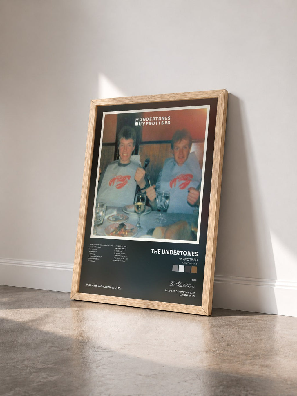#bois Tableau de l'album Hypnotised (Remastered 2016) de The Undertones vu de trois quarts, cadre en bois brut