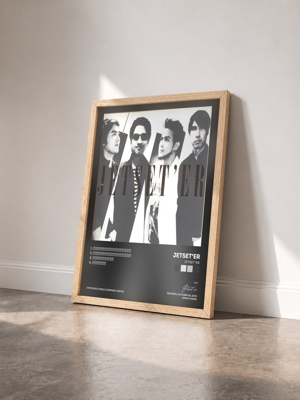 #bois Tableau de l'album JETSET 'ER de Jetset'er vu de trois quarts, cadre en bois brut