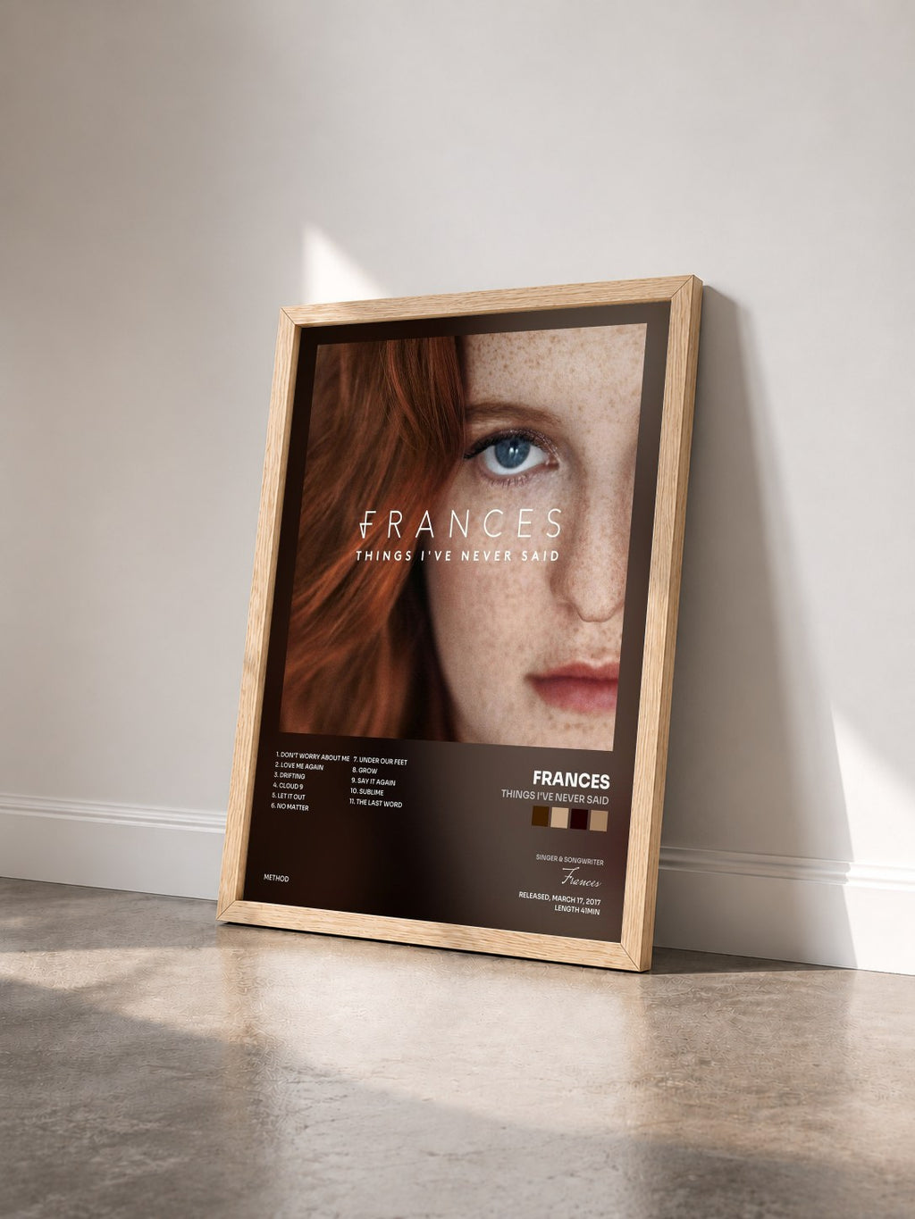 #bois Tableau de l'album Things I've Never Said de Frances vu de trois quarts, cadre en bois brut