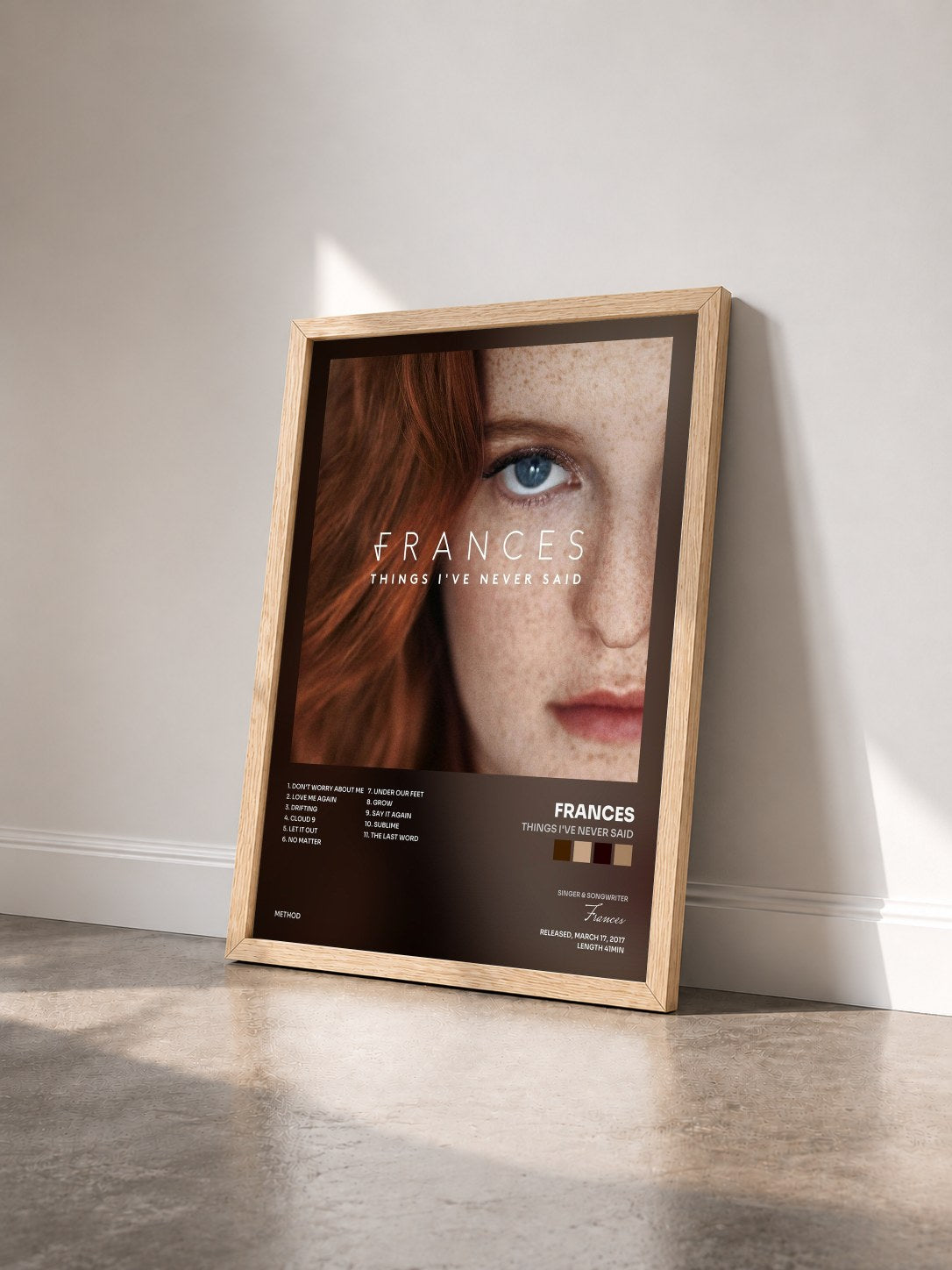 #bois Tableau de l'album Things I've Never Said de Frances vu de trois quarts, cadre en bois brut