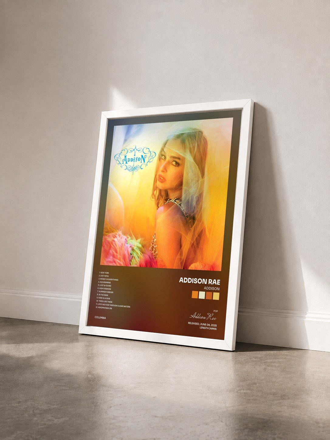 #blanc Tableau de l'album Addison de Addison Rae vu de trois quarts, cadre blanc