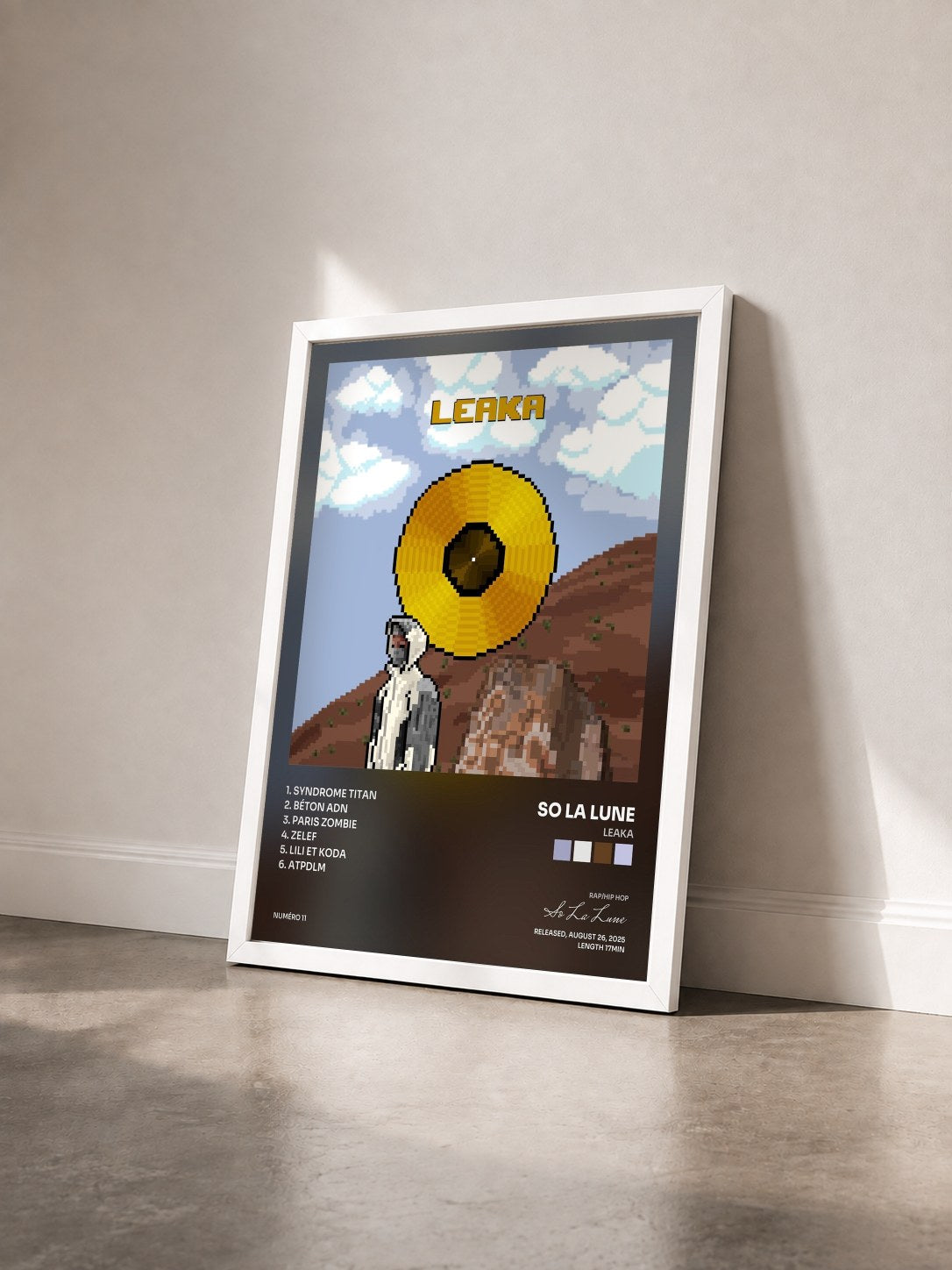 #blanc Tableau de l'album LEAKA de So La Lune vu de trois quarts, cadre blanc