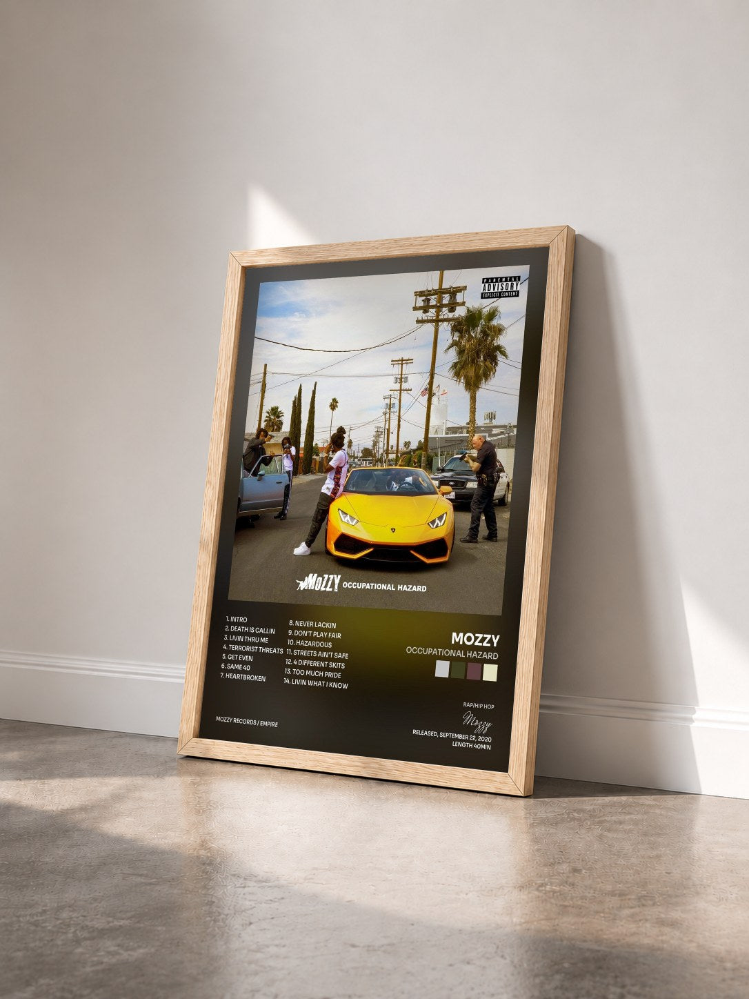#bois Tableau de l'album Occupational Hazard de Mozzy vu de trois quarts, cadre en bois brut