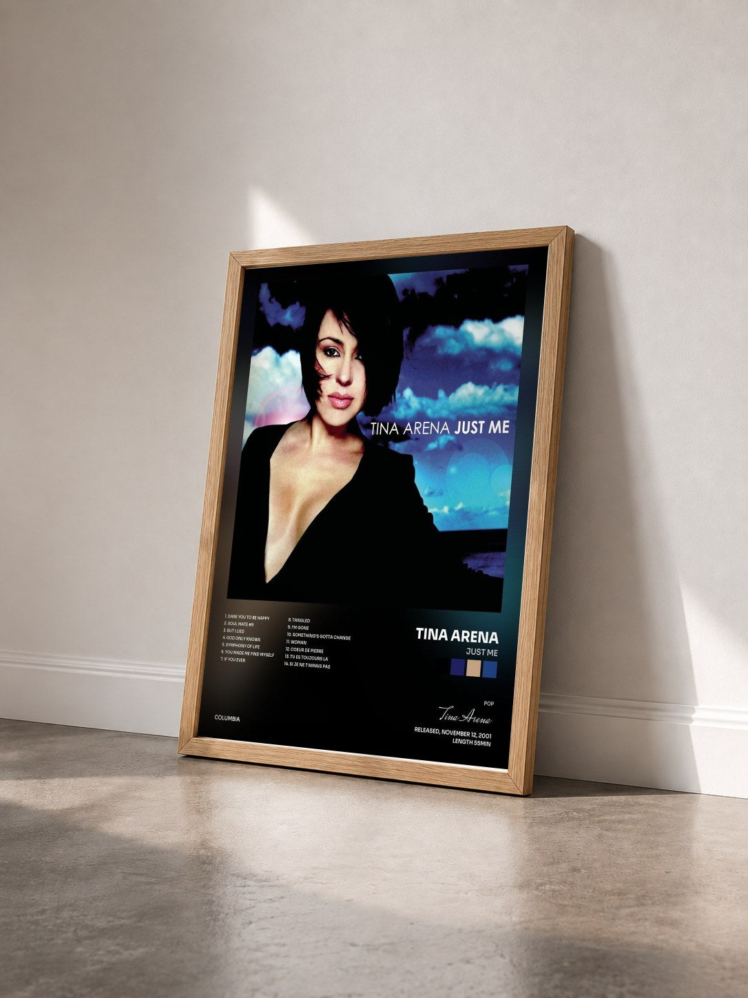 #bois Tableau de l'album Just Me de Tina Arena vu de trois quarts, cadre en bois brut