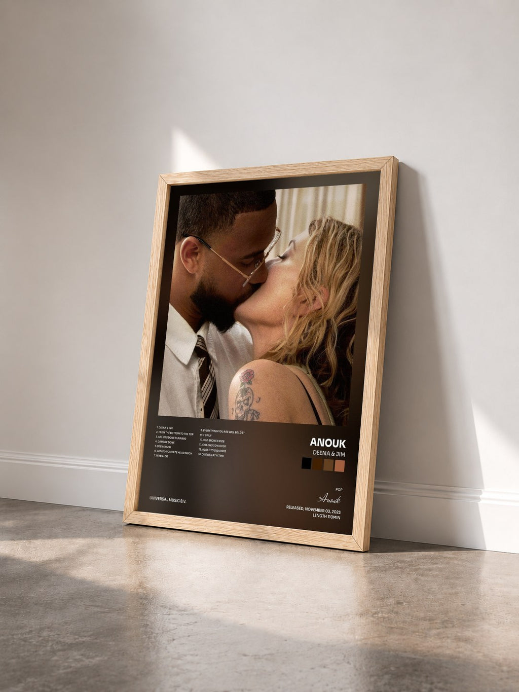 #bois Tableau de l'album Deena & Jim de Anouk vu de trois quarts, cadre en bois brut
