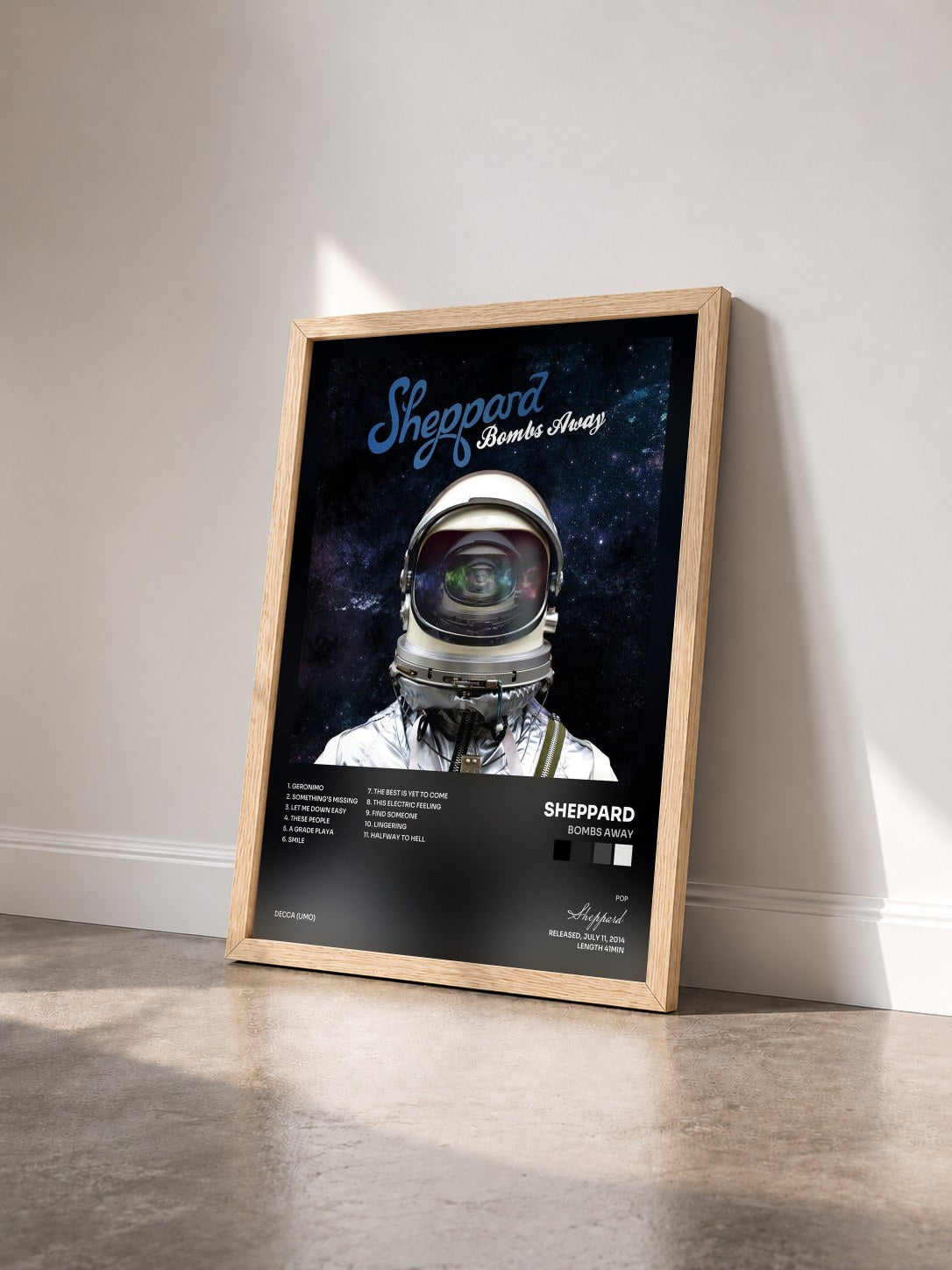 #bois Tableau de l'album Bombs Away de Sheppard vu de trois quarts, cadre en bois brut