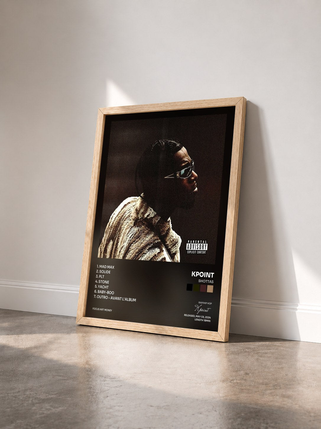 #bois Tableau de l'album SHOTTAS de Kpoint vu de trois quarts, cadre en bois brut