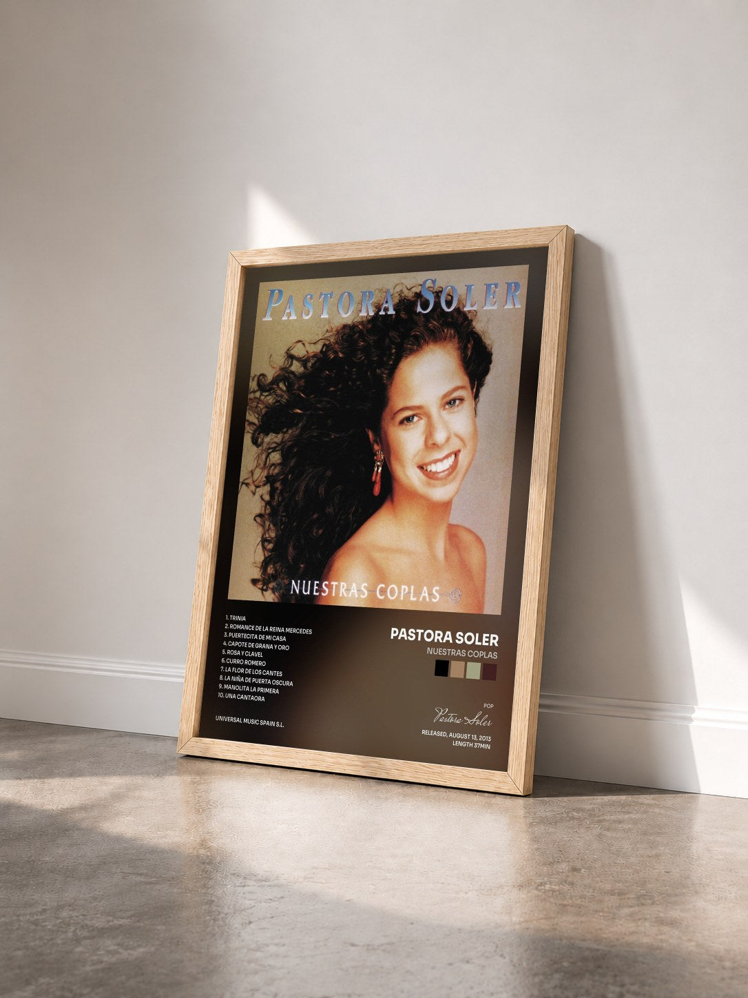 #bois Tableau de l'album Nuestras Coplas de Pastora Soler vu de trois quarts, cadre en bois brut