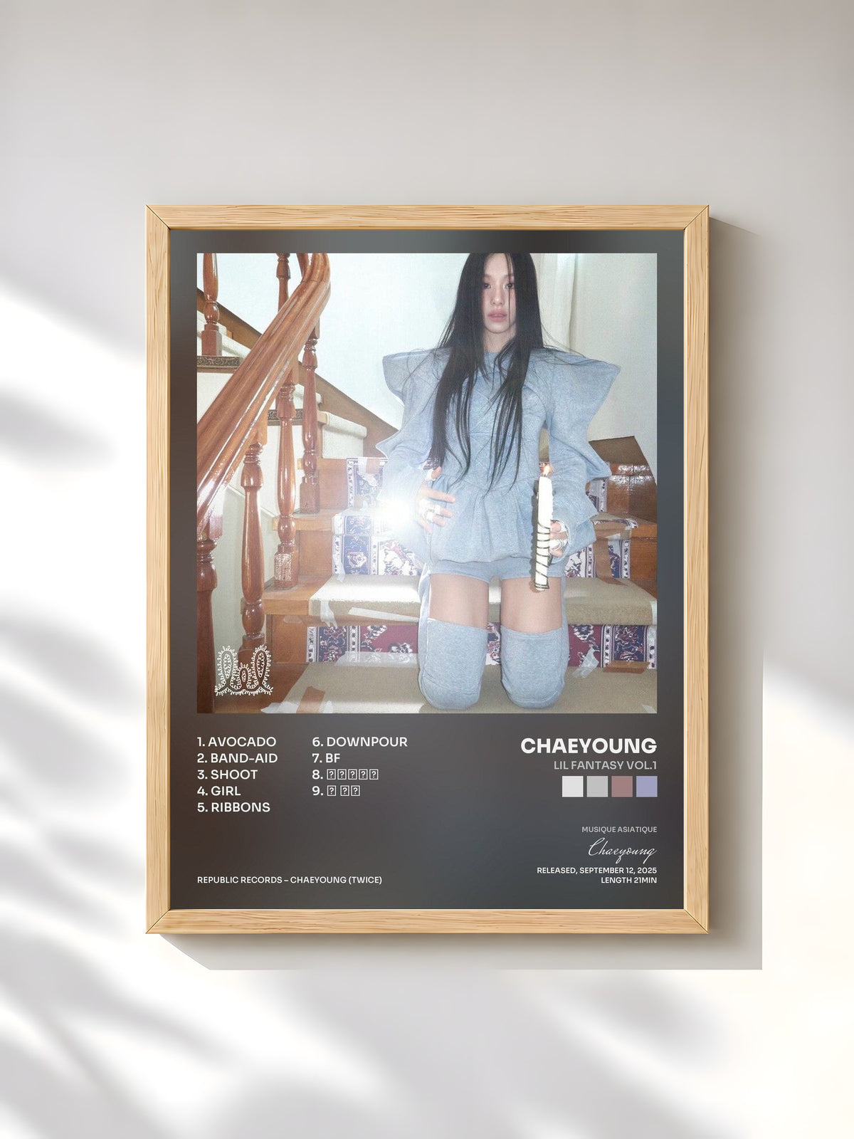 #bois Tableau de l'album LIL FANTASY vol.1 de Chaeyoung, cadre en bois brut, imprimé et encadré en France