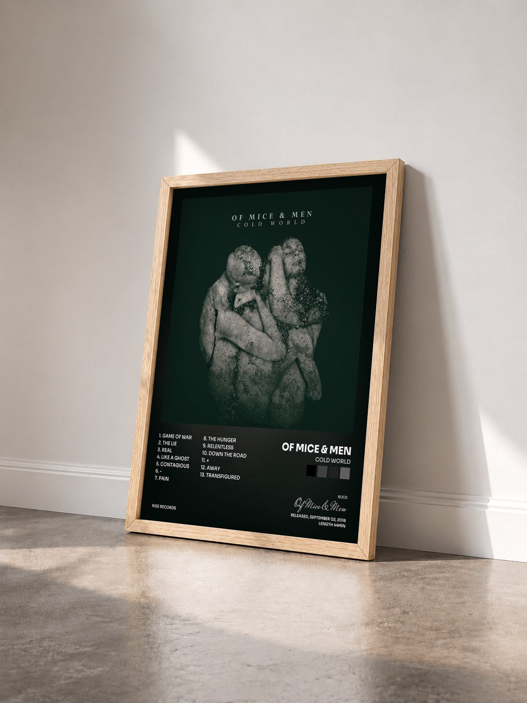 #bois Tableau de l'album Cold World de Of Mice & Men vu de trois quarts, cadre en bois brut
