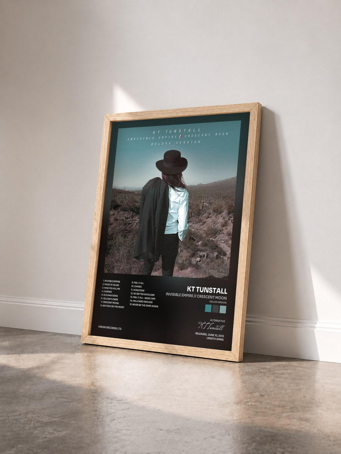 #bois Tableau de l'album Invisible Empire // Crescent Moon (Deluxe Version) de KT Tunstall vu de trois quarts, cadre en bois brut